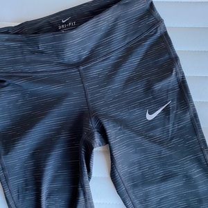 NWOT Nike Running Cropped Tights Dri-Fit